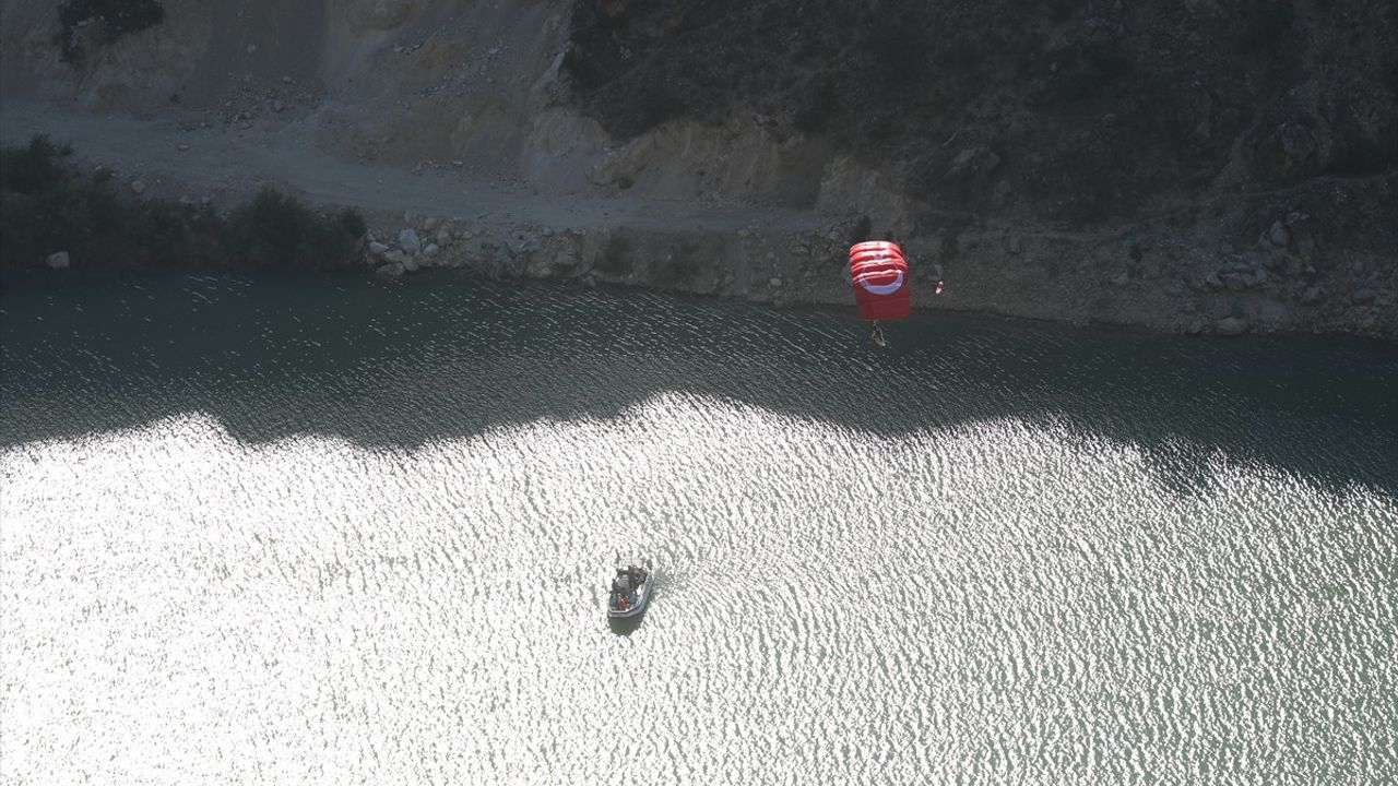 Erzincan'da Uluslararası Kültür ve Doğa Sporları Şenlikleri'nde Yarasa Kanat Atlayışı