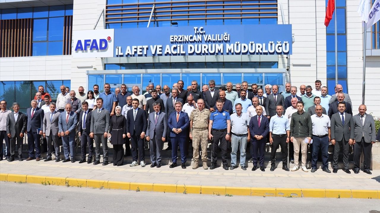 Erzincan Valisi Hamza Aydoğdu, Muhtarlarla Buluştu: ‘Makamlar Millete Hizmet İçin’