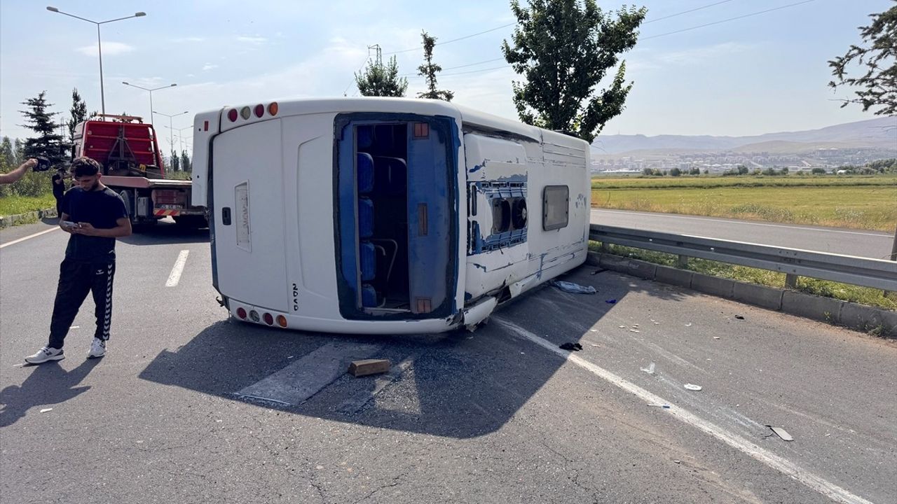 Erzurum'da Askeri Personel Taşıyan Midibüs Devrildi: 13 Yaralı
