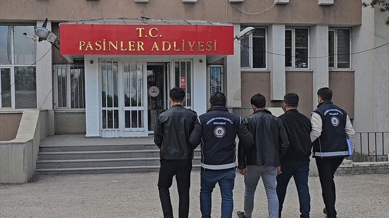 Erzurum'da Göçmen Kaçakçılığı Operasyonunda Üç Zanlı Tutuklandı
