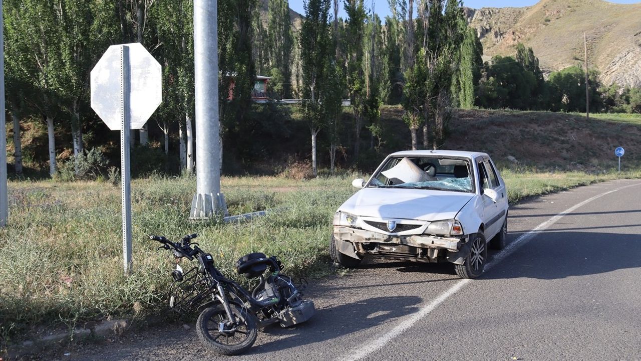 Erzurum&#039;da Otomobil ve Elektrikli Bisiklet Çarpışması: 3 Yaralı