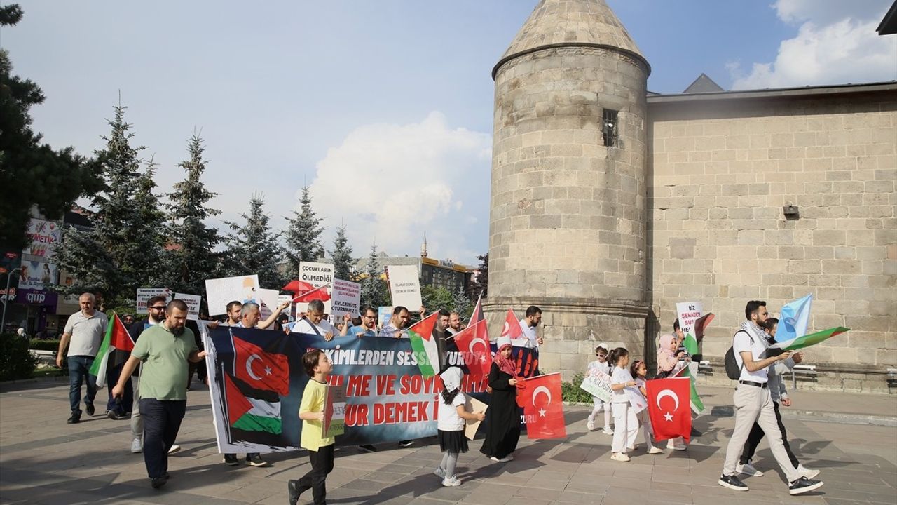 Erzurum'da Sağlık Çalışanları 88 Haftadır Gazze İçin Yürüyor