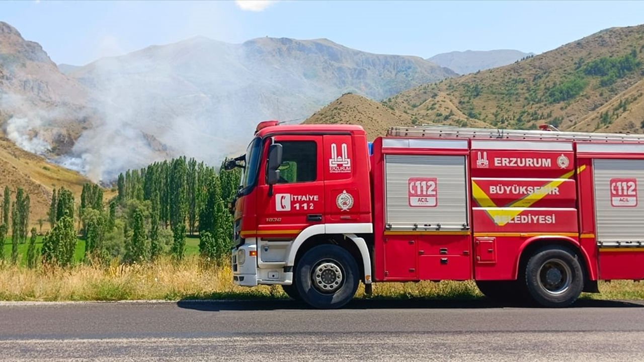 Erzurum Oltu'daki örtü yangını etkili müdahale ile söndürüldü