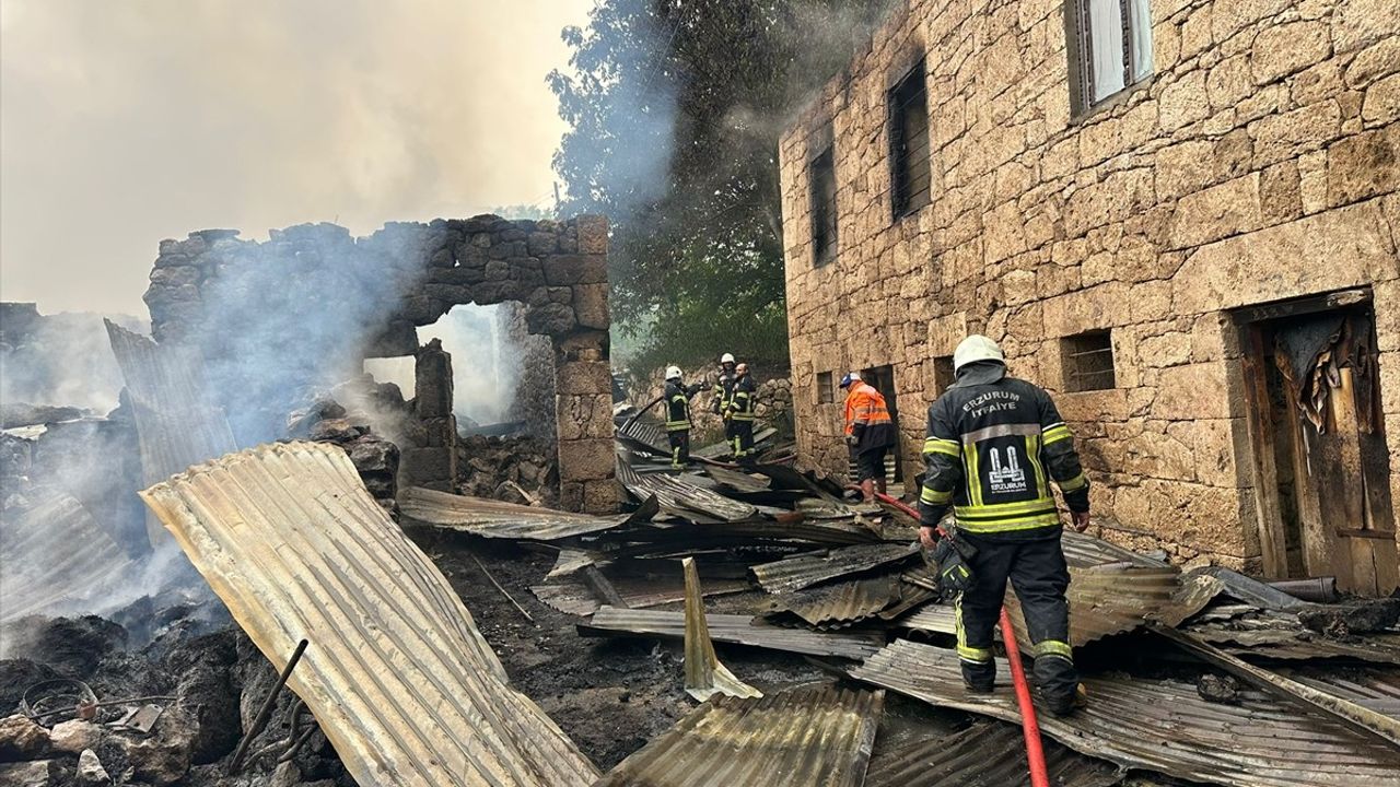Erzurum'un Pazaryolu İlçesinde Yangın: 4 Ev ve 3 Ahır Zarar Gördü