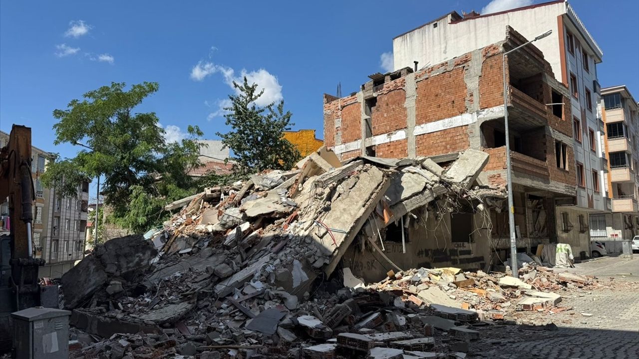 Esenyurt'ta Kontrollü Yıkım Sırasında Bina Çöktü