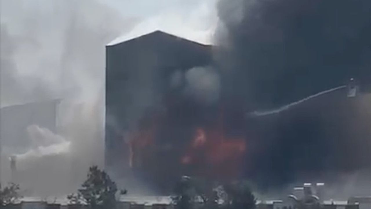 Esenyurt'taki Tekstil Fabrikasında Yangın Çıktı