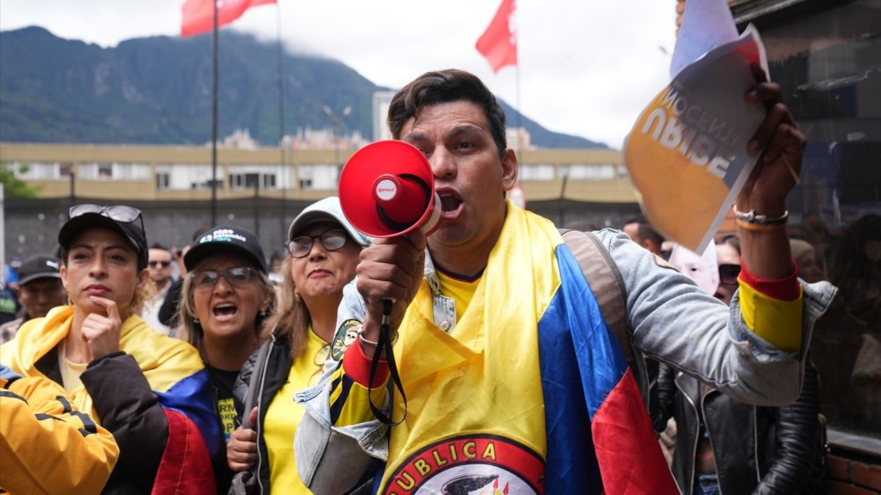 Eski Kolombiya Cumhurbaşkanı Alvaro Uribe, Tanığa Rüşvet Teklifiyle Suçlu Bulundu