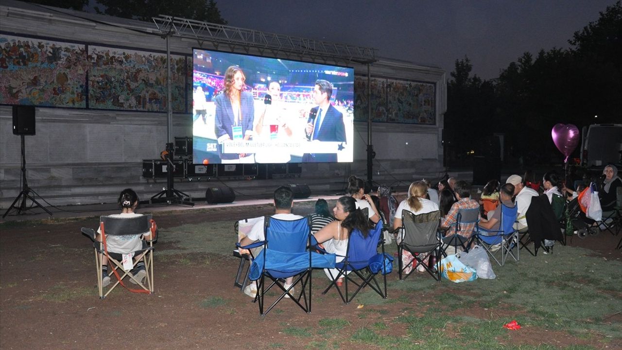 Eskişehir'de A Milli Kadın Voleybol Takımı'nın Maçı Dev Ekranda İzlenildi