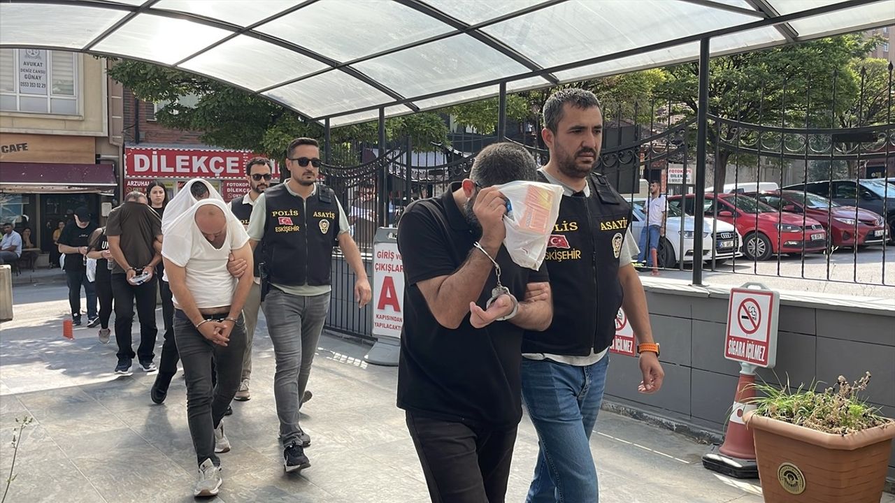 Eskişehir'de Dublör Kullanarak Arsa Satışı Yapan 7 Şüpheli Yakalandı