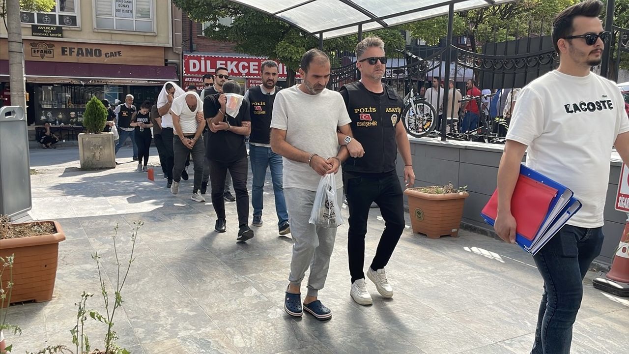 Eskişehir'de Dublörle Arsa Satışı Yapan 5 Şüpheli Tutuklandı