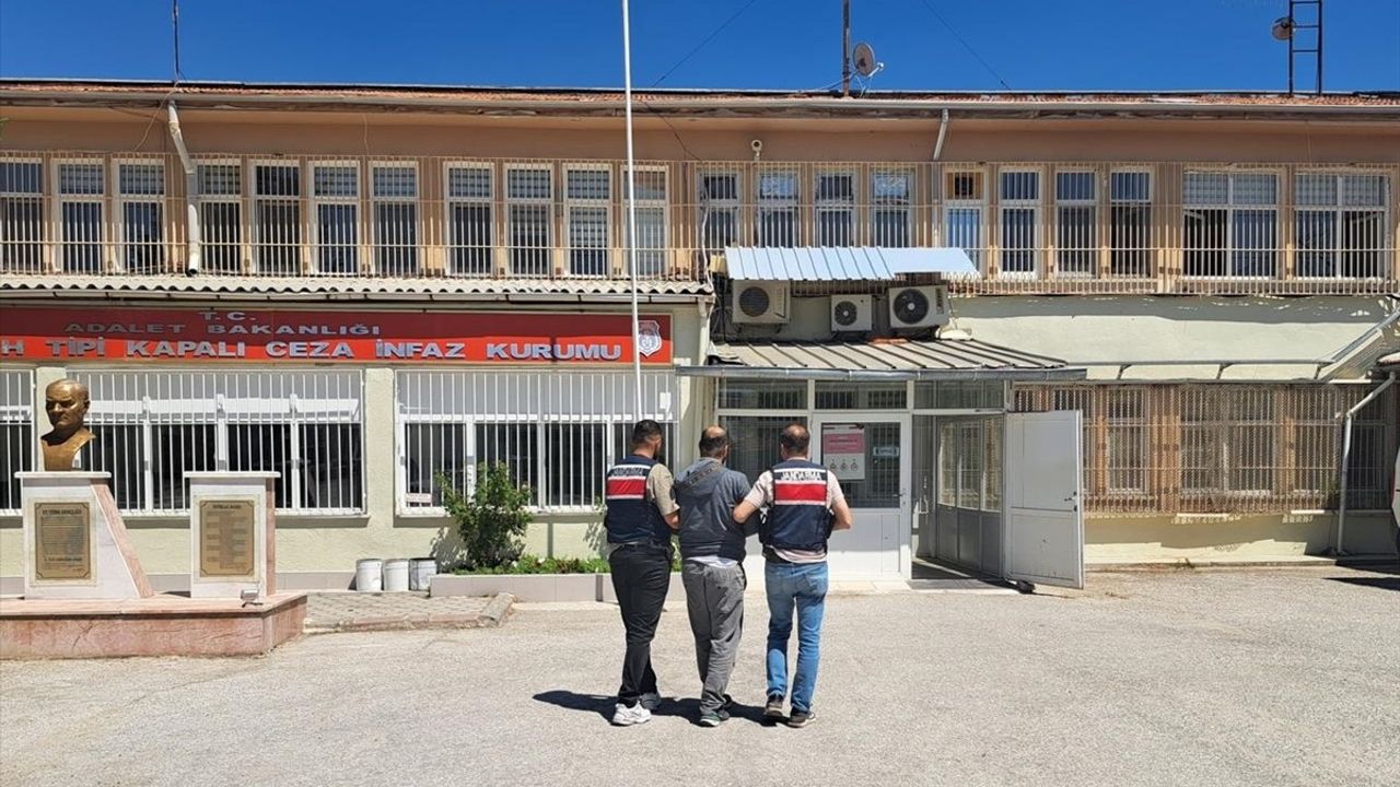 Eskişehir'de Kırmızı Bültenle Aranan Şüpheli Jandarma Tarafından Yakalandı