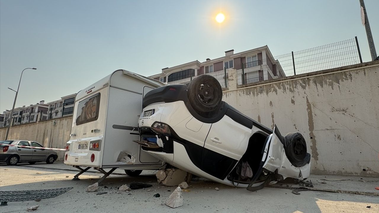 Eskişehir'de Kontrolden Çıkan Araç Sitenin Bahçesine Düştü