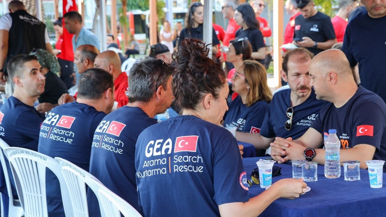 Eskişehir'deki Orman Yangınında Hayatını Kaybedenler İçin İzmir'de Anma Etkinliği Düzenlendi