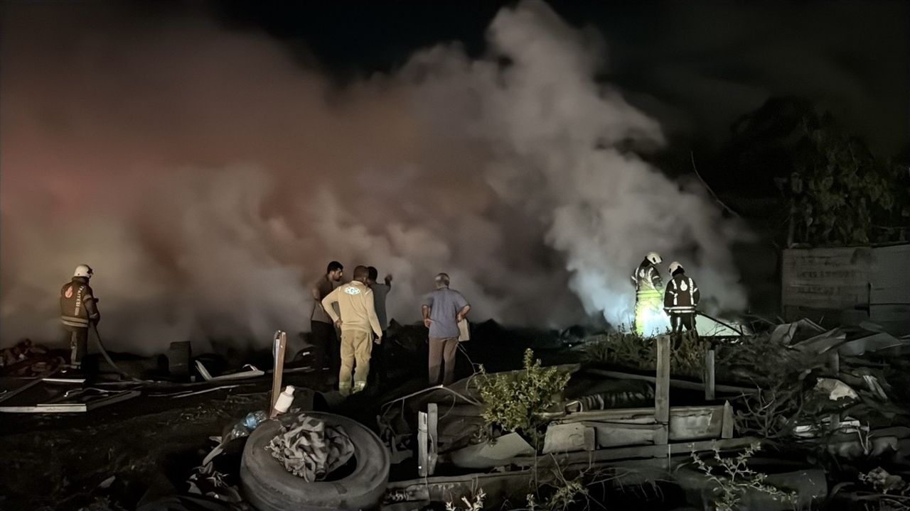 Eyüpsultan'da Lastik Deposundaki Yangın Kontrol Altına Alındı