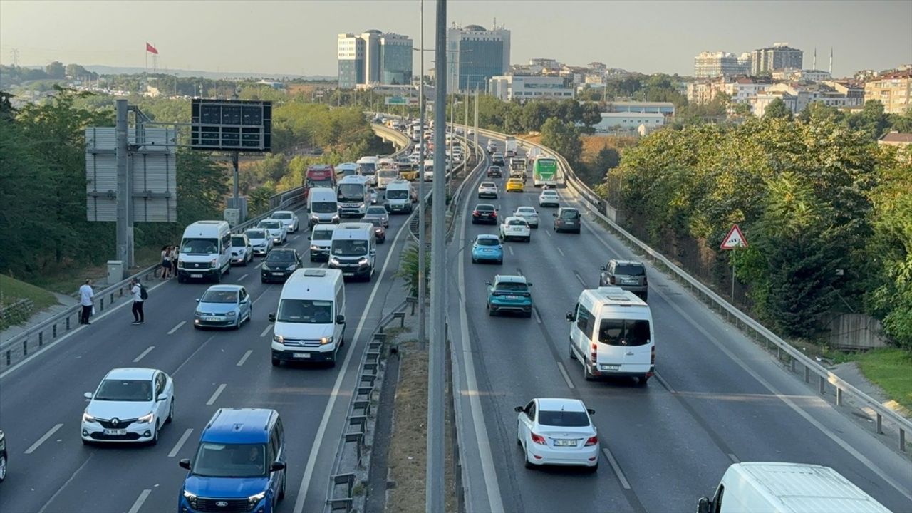 Eyüpsultan'da Trafik Kazası: Hafriyat Kamyonu Ters Döndü, Yol Uzun Süre Kapandı