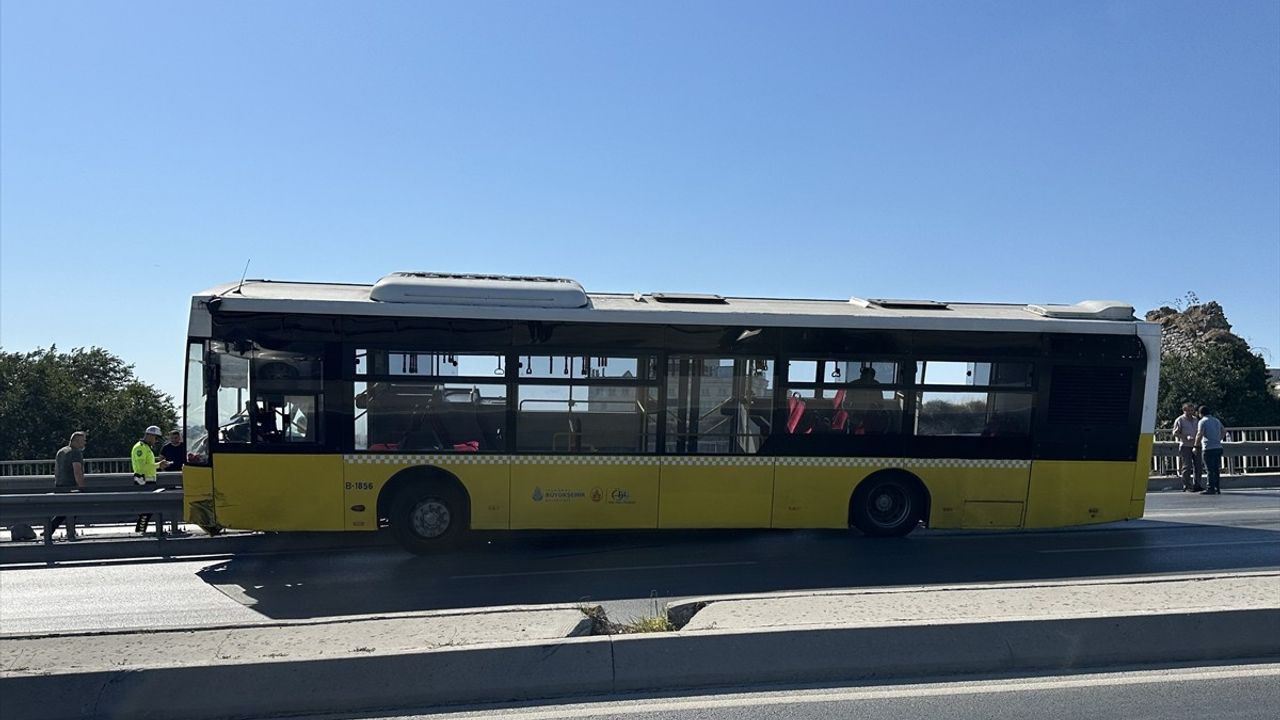 Fatih'te İETT Otobüsü Çelik Bariyerlere Asılı Kaldı