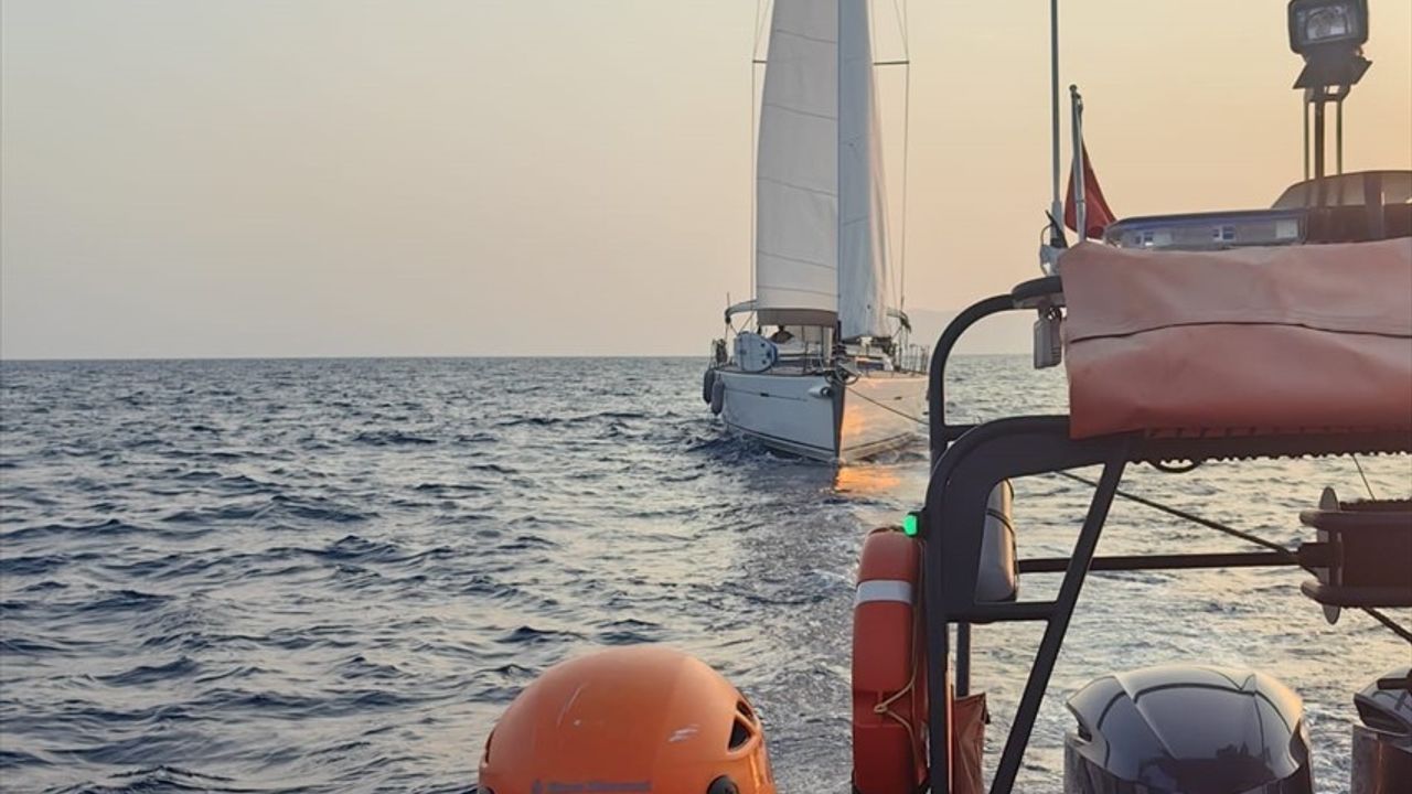 Fethiye Açıklarında Makine Arızası Nedeniyle Sürüklenen Teknedeki İki Kişi Kurtarıldı