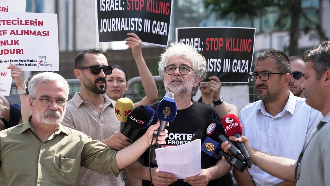 Gazeteciler, Filistin'deki Hak İhlallerini Protesto Etti