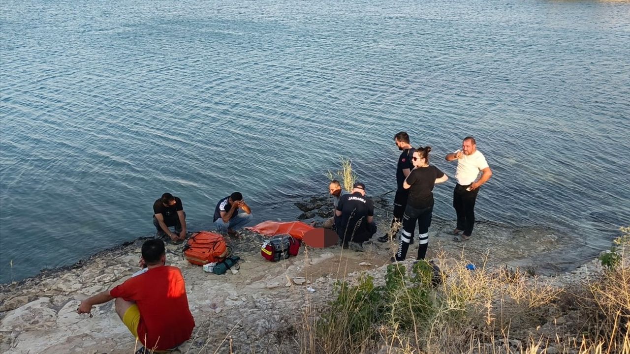 Gaziantep'te Fırat Nehri'nde Boğulma Olayı: 15 Yaşındaki Çocuk Hayatını Kaybetti