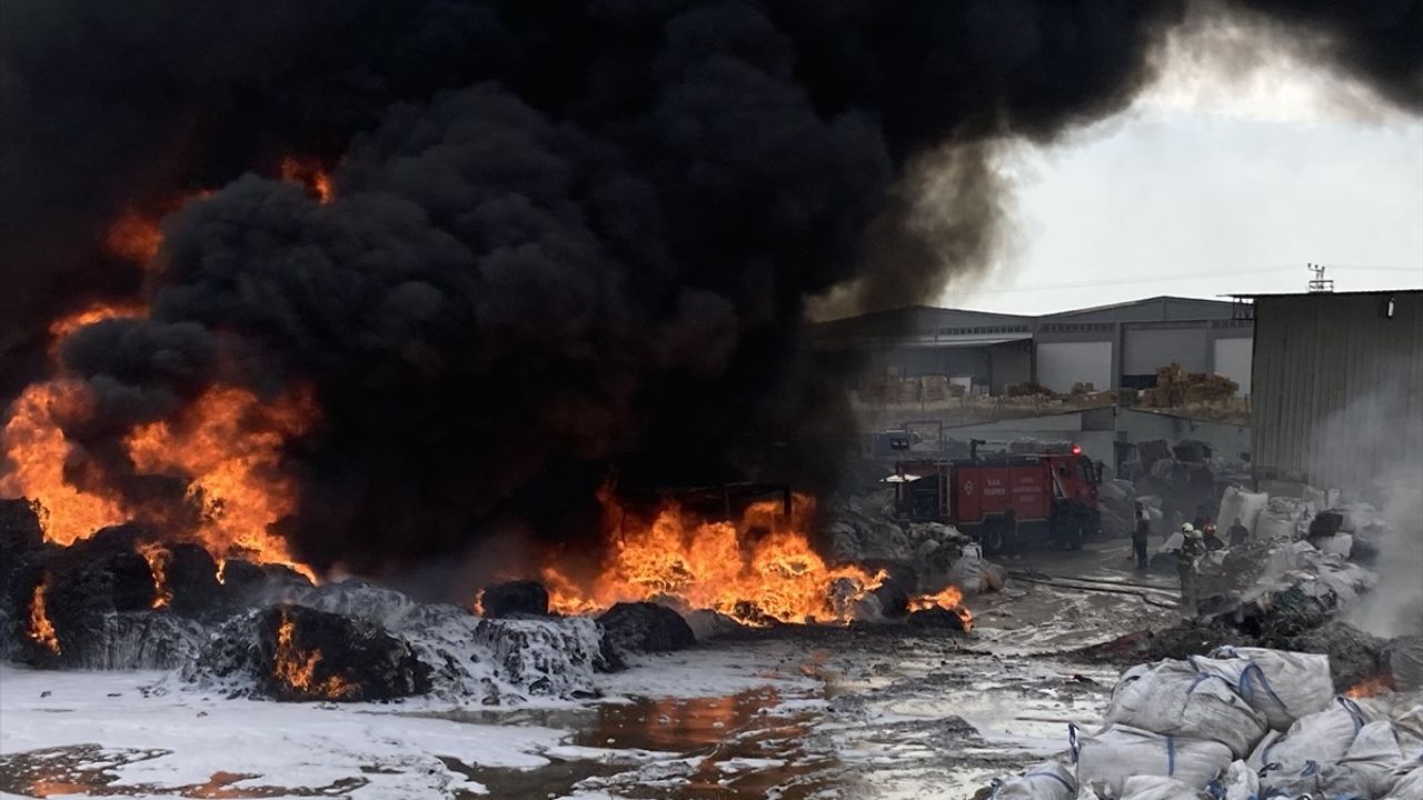 Gaziantep'te Geri Dönüşüm Tesisinde Yangın Çıktı