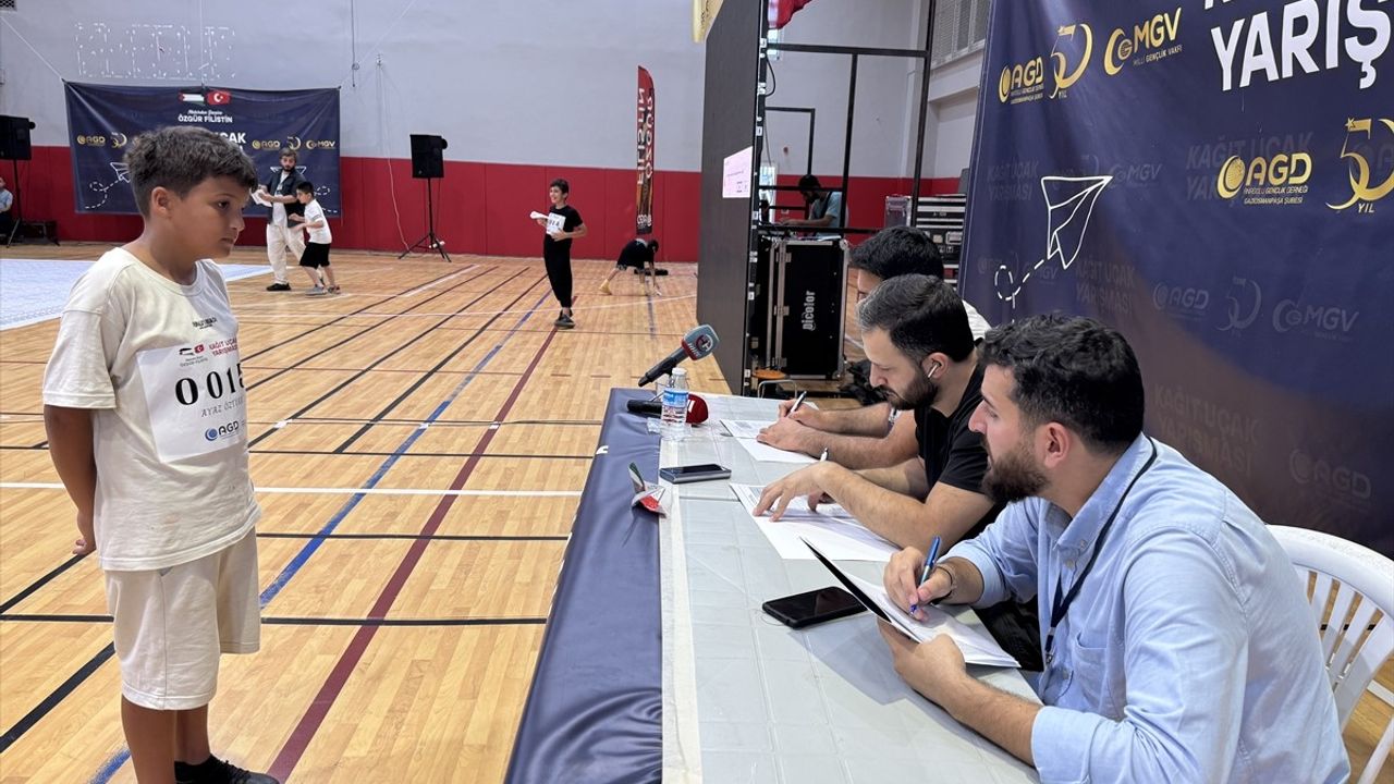 Gaziosmanpaşa'da Filistin Temalı Kağıt Uçak Yarışması Düzenlendi