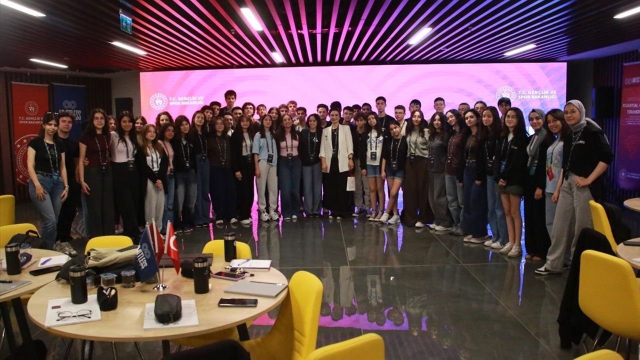 Gençler, İstanbul'da Teknoloji ve Akademik Girişimcilik Kampı'nda Bir Araya Geldi