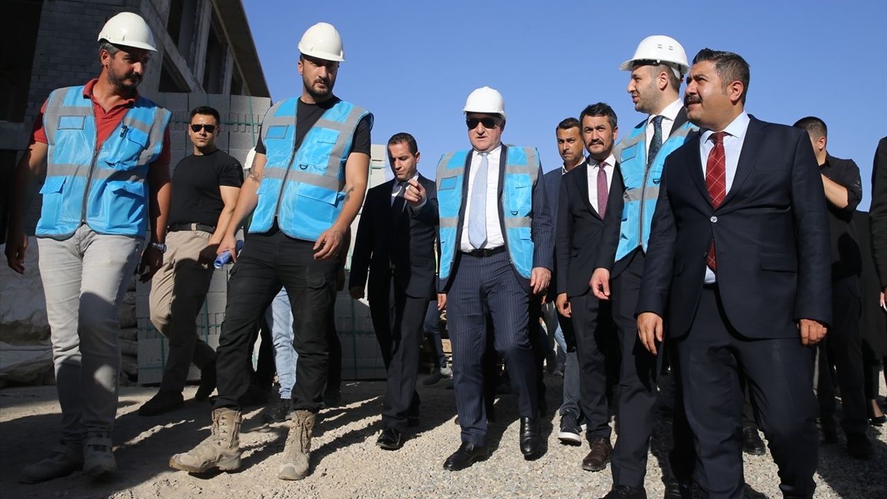 Gençlik ve Spor Bakanı Osman Aşkın Bak, Siirt'te Ziyaretlerde Bulundu