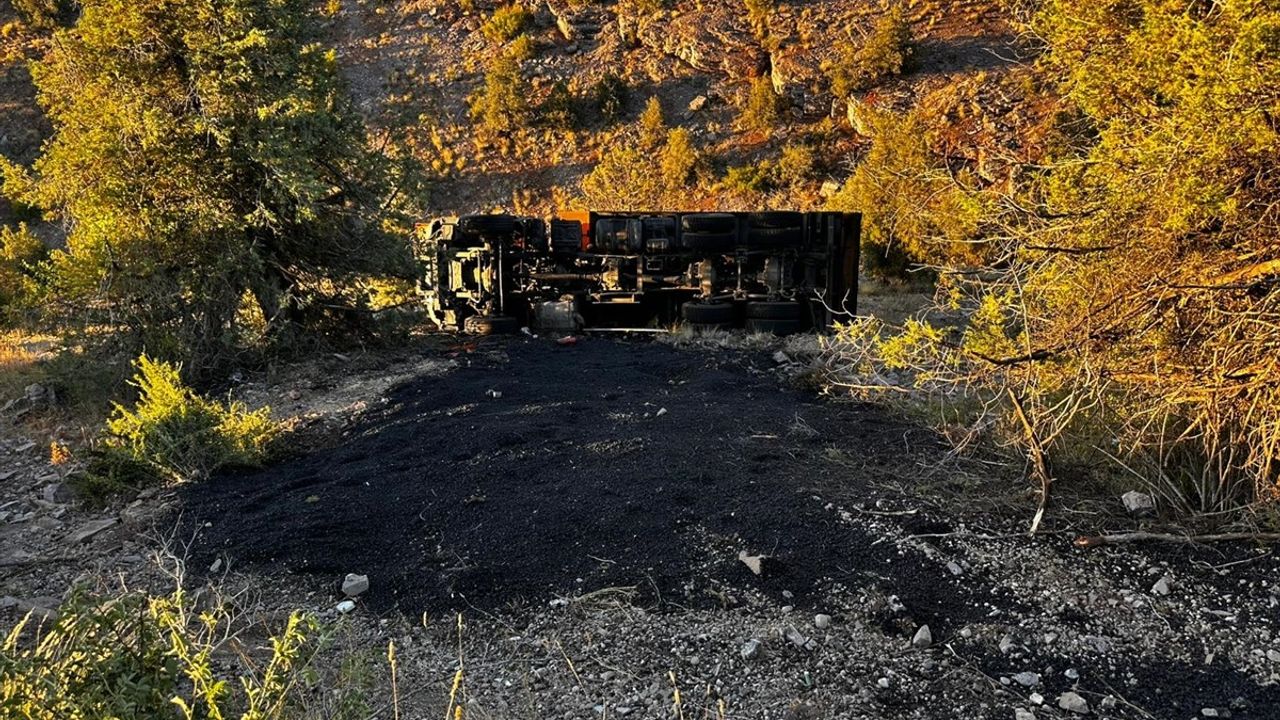 Giresun'da Asfalt Yüklü Kamyon Şarampole Devrildi, Sürücü Yaralandı