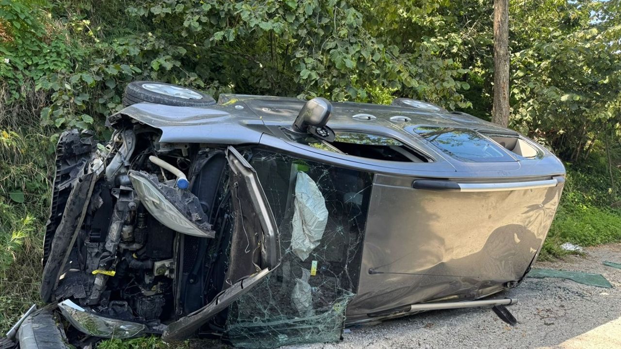 Giresun'da Hafif Ticari Araç Yamaçtan Yuvarlandı: 4 Yaralı