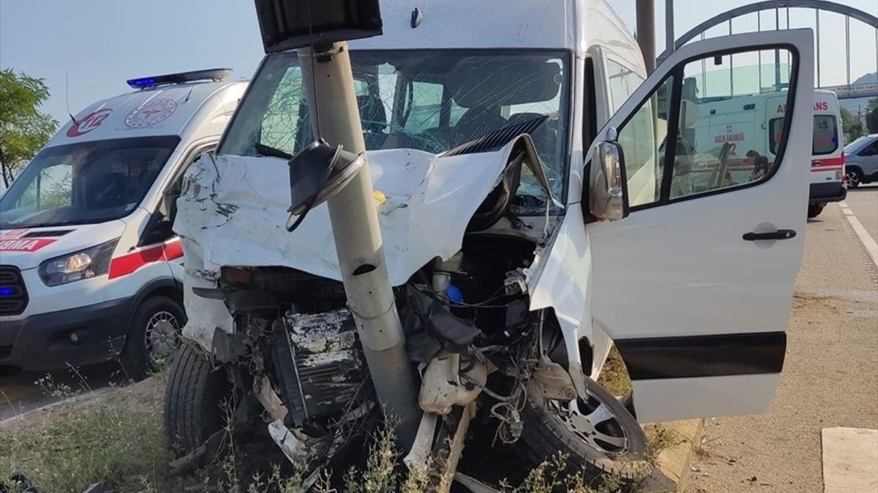 Giresun'da Minibüs ve Otomobil Çarpıştı: 13 Yaralı