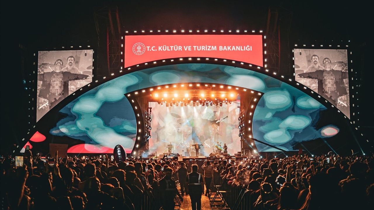 Gökhan Türkmen, Van Kültür Yolu Festivali'nde Hayranlarıyla Buluştu