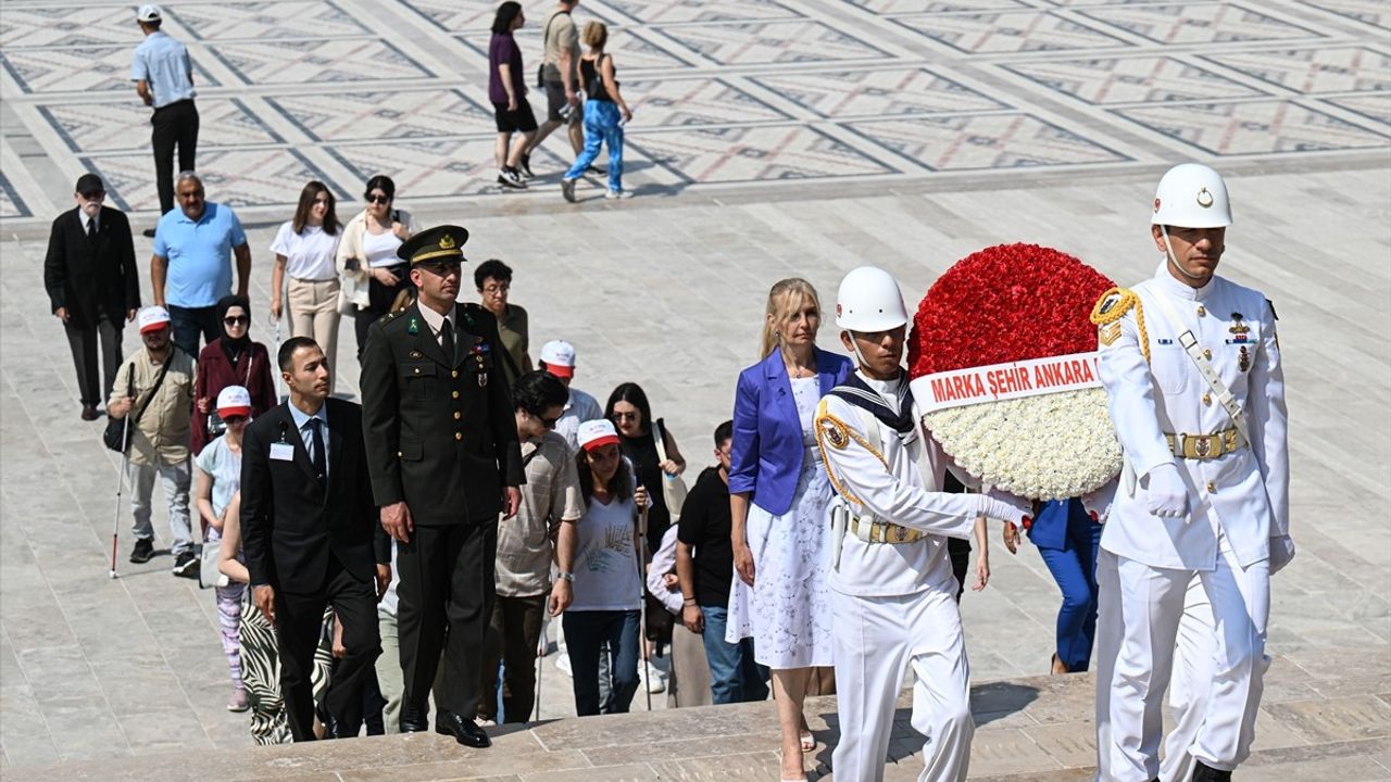 Görme Engelli Gençler 'Dinle Hisset Keşfet' Projesi Kapsamında Anıtkabir'i Ziyaret Etti