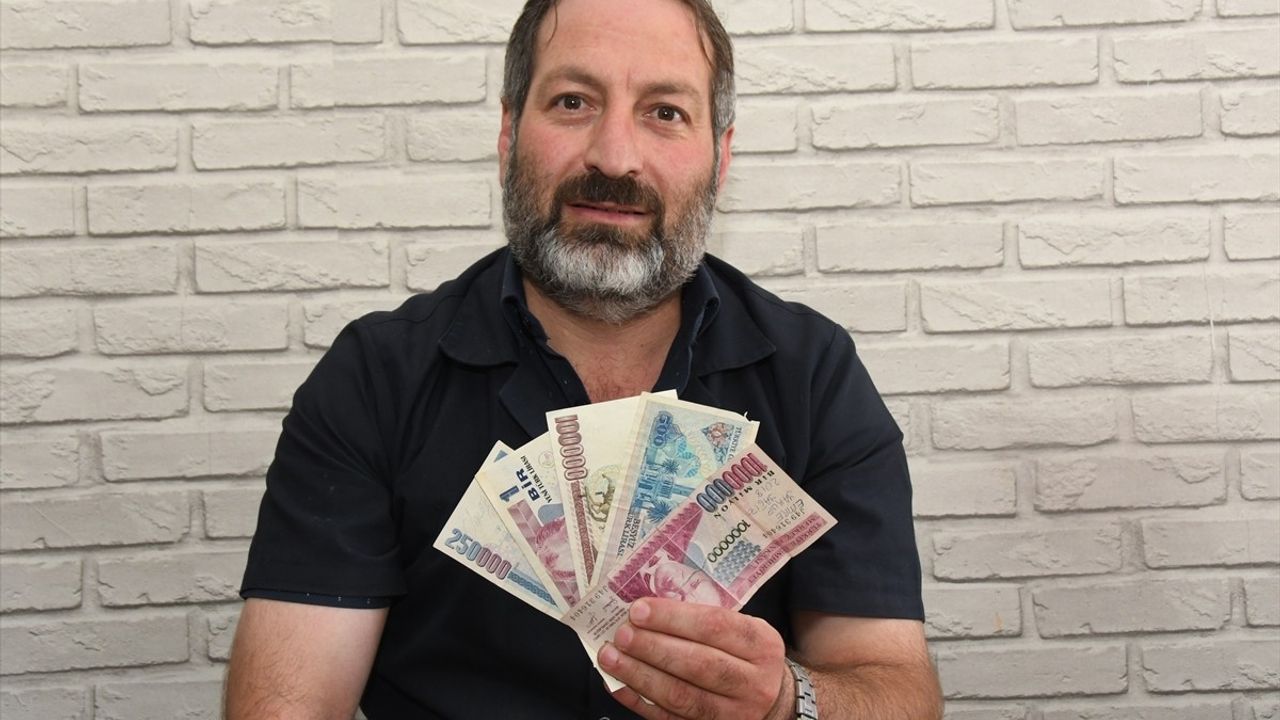 Gümüşhane'de Dededen Toruna Geçen Banknot Koleksiyonu Berber Dükkanında Sergileniyor
