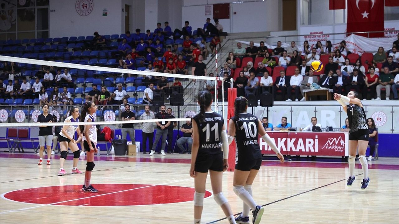 Hakkari'de Anadolu Yıldızlar Ligi Voleybol Grup Müsabakaları Başladı