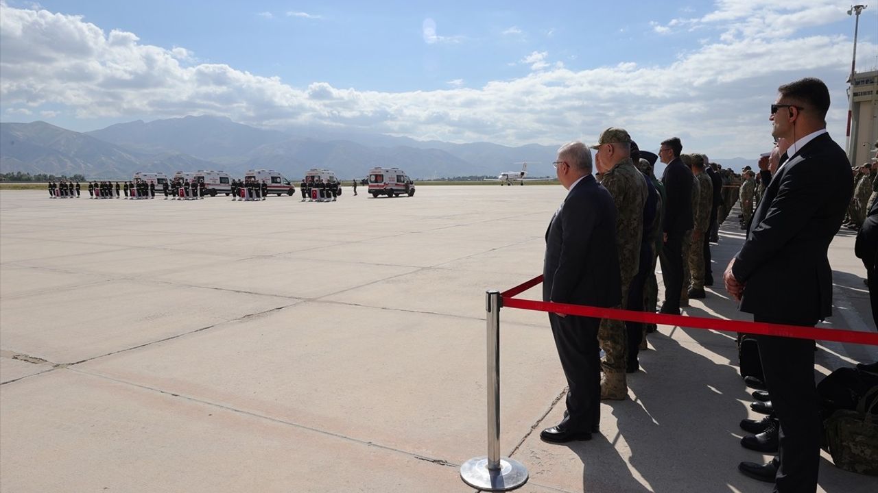 Hakkari'de Pençe-Kilit Harekatı'nda Şehit Olan Askerler İçin Tören Düzenlendi