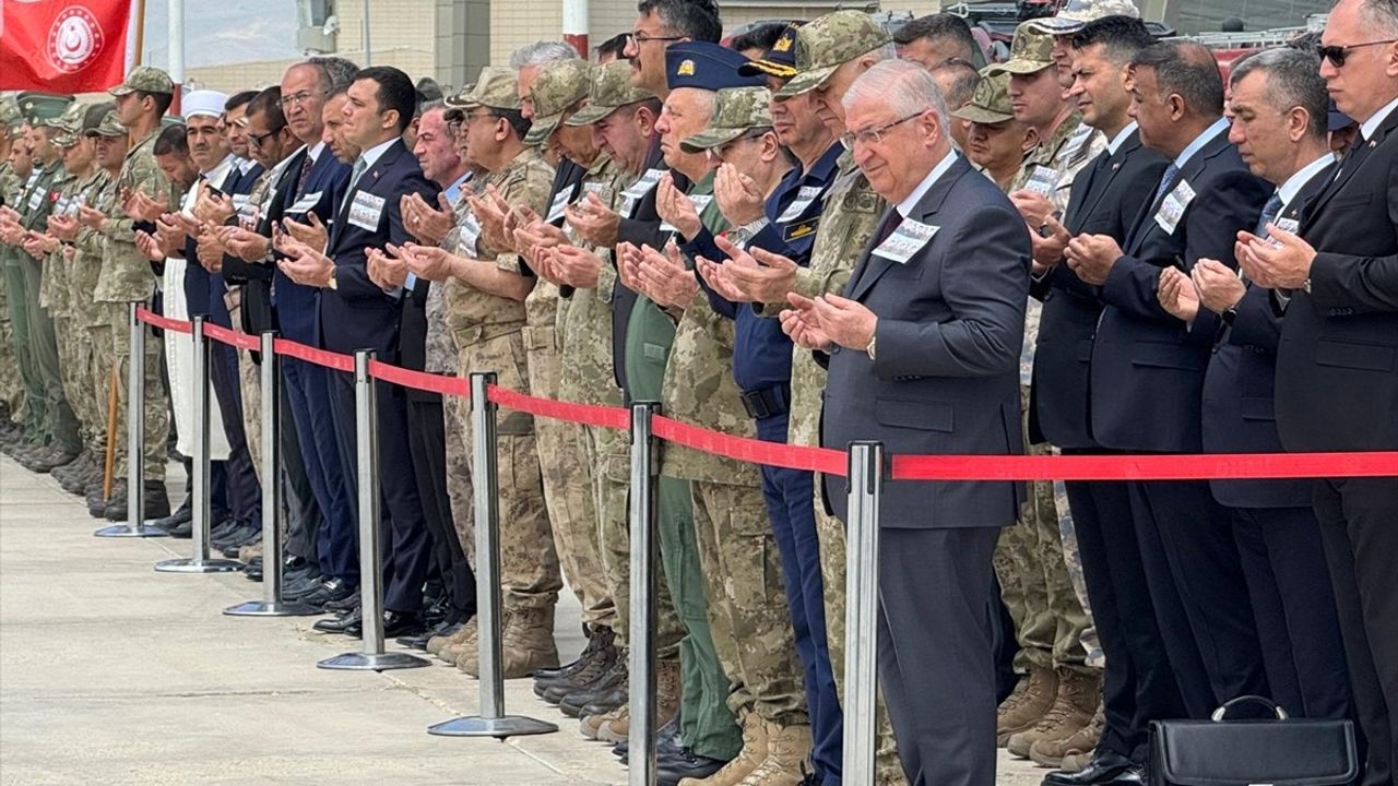 Hakkari'de Şehit Askerler İçin Tören Düzenlendi