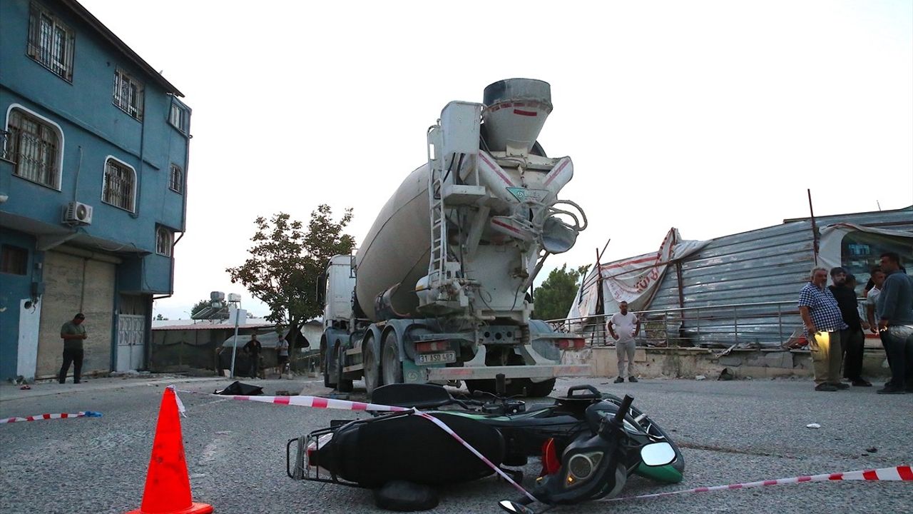 Hatay'da Beton Mikseriyle Çarpışan Motosiklet Kazasında İki Kişi Hayatını Kaybetti
