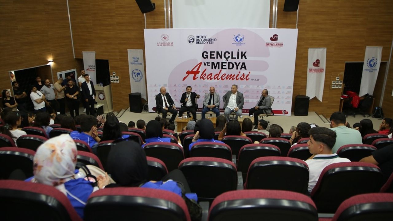 Hatay'da 'Gençlik ve Medya Akademisi' Sertifika Töreni Düzenlendi