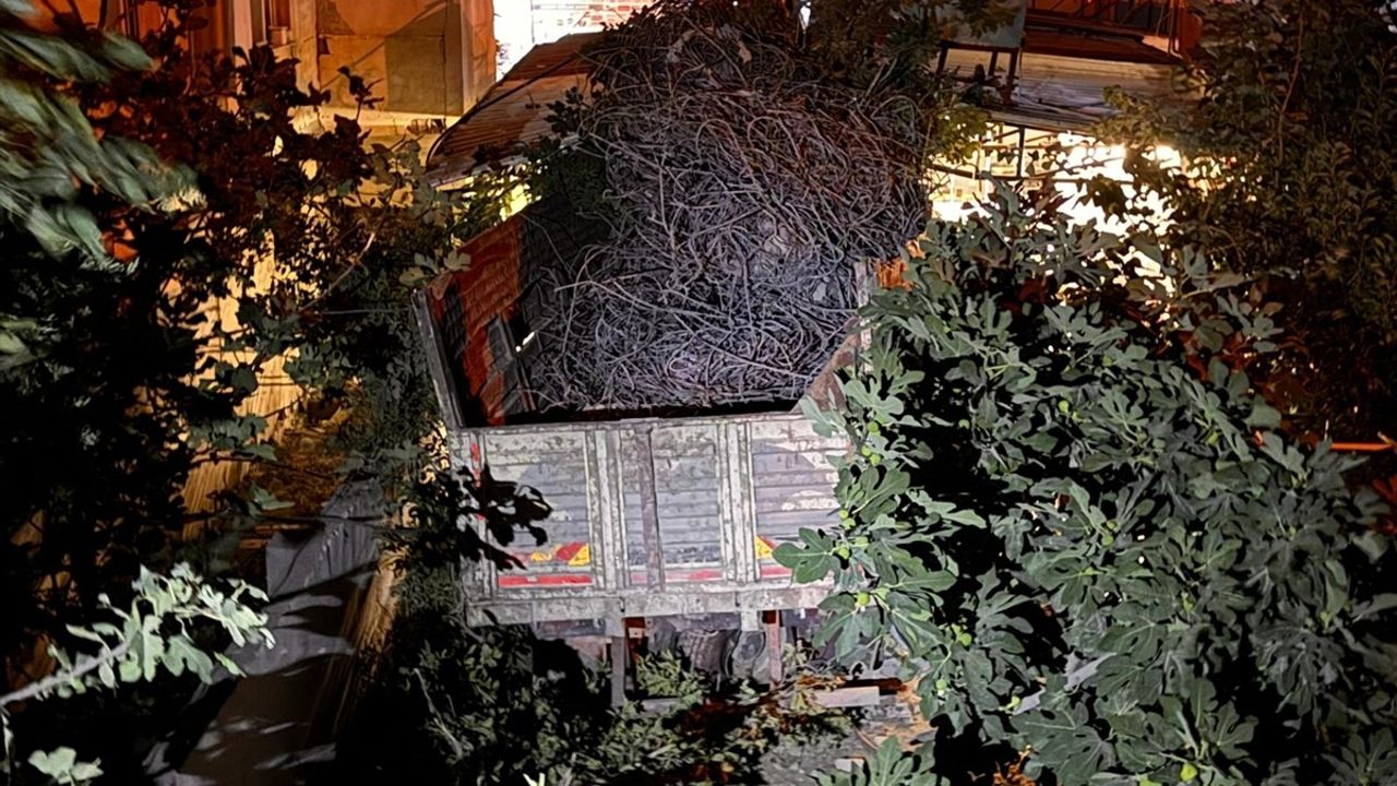 Hatay&#039;da Kamyon Restoran Bahçesine Düştü: 2 Yaralı