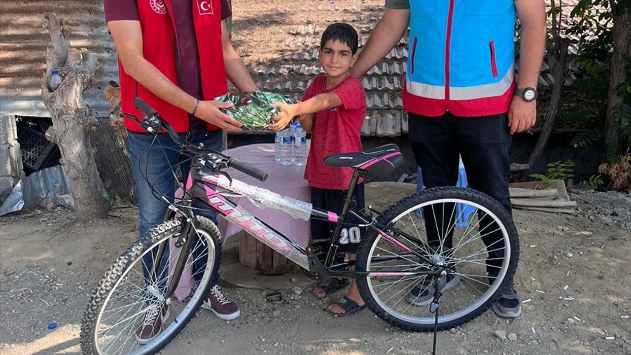Hatay'da Su Satarak Bisiklet Parası Biriktiren Çocuğun Hayali Gerçekleşti
