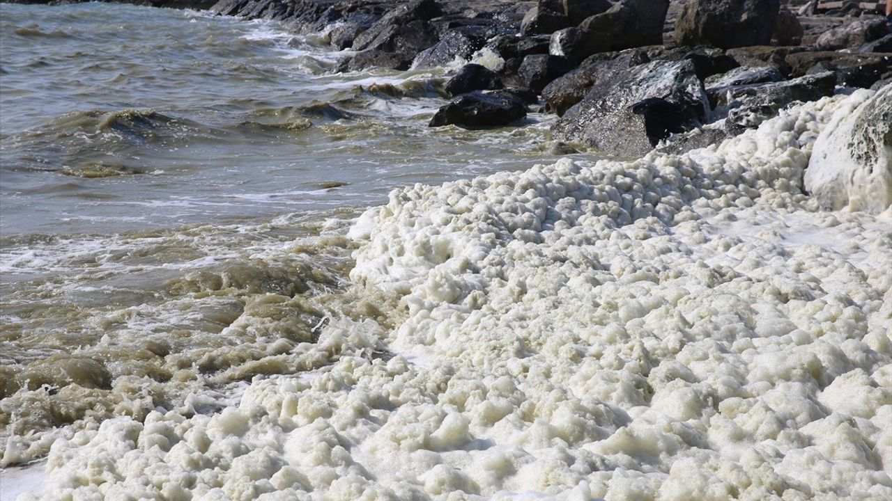 Hatay'ın Arsuz İlçesinde Deniz Kıyısında Köpük Benzeri Tabaka Oluştu