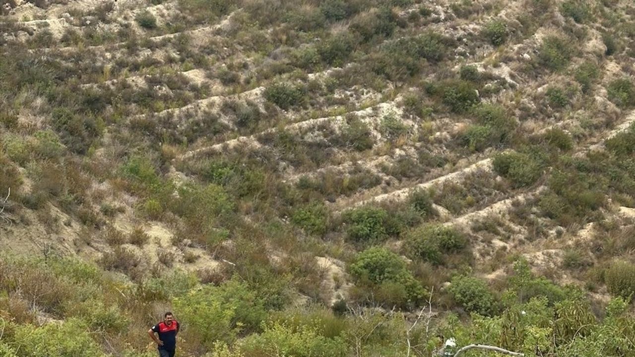 Hatay'ın Arsuz İlçesinde Uçuruma Yuvarlanan Otomobilde 4 Yaralı