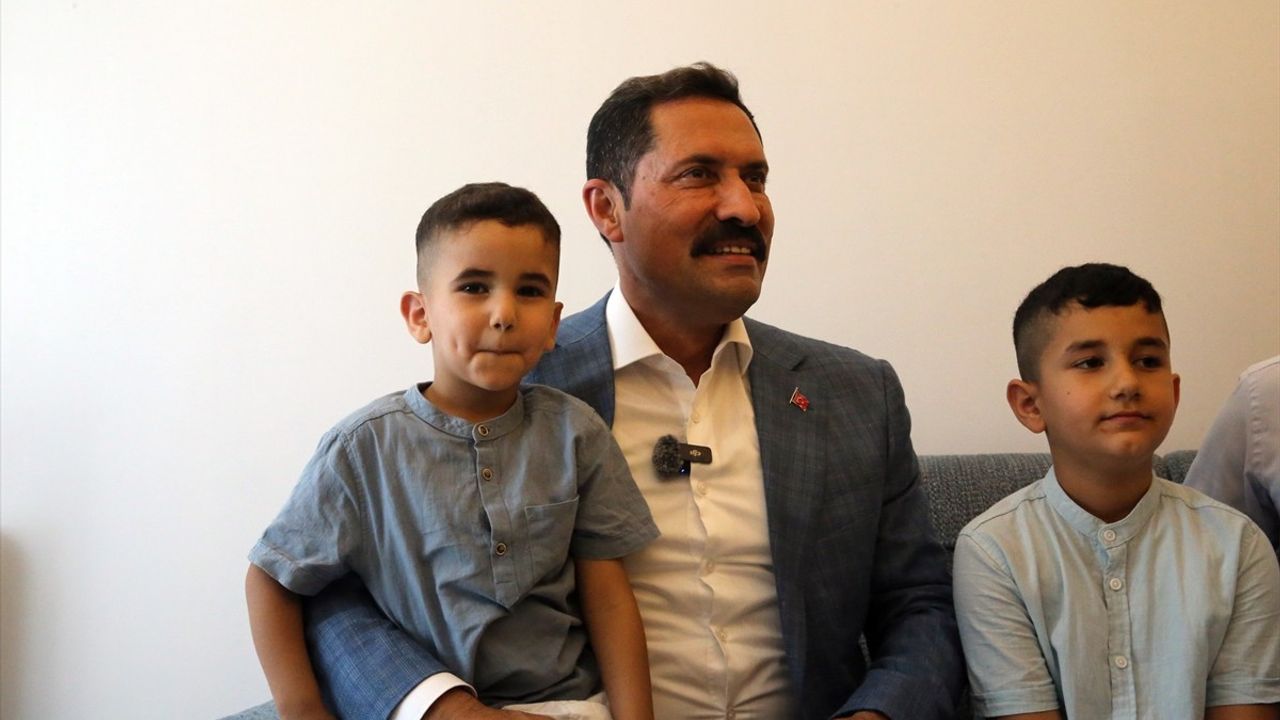 Hatay Valisi Masatlı, Depremzede Aileyi Ziyaret Etti