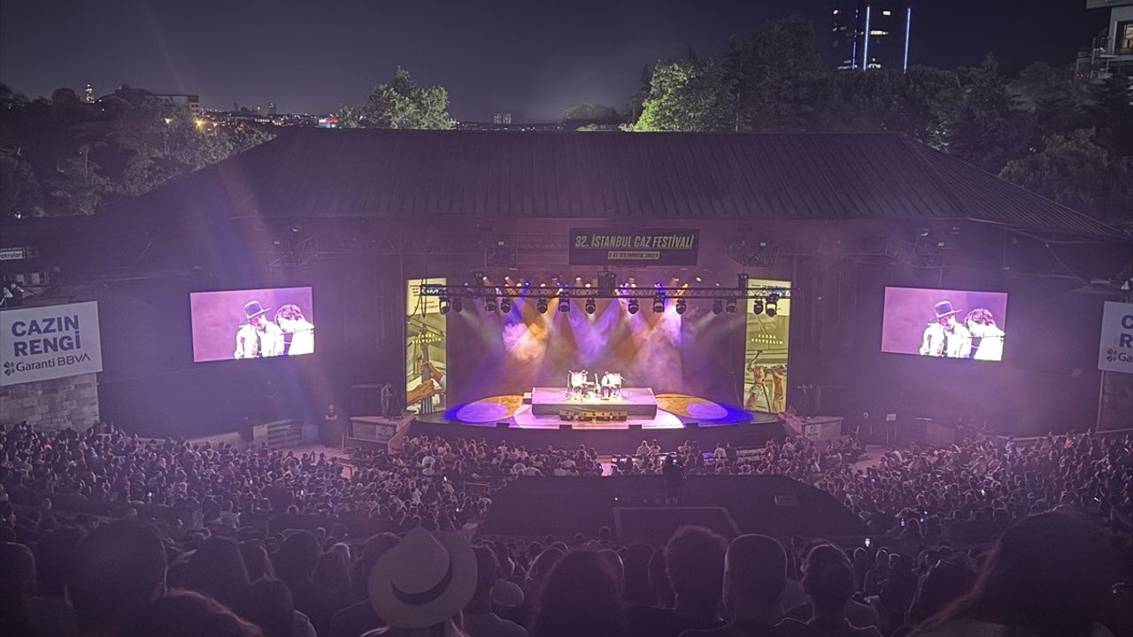 Hermanos Gutierrez Grubu Harbiye'de Enerjik Bir Konser Verdi