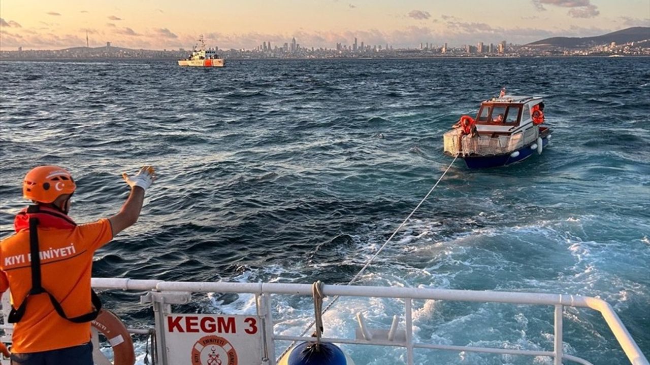Heybeliada Açıklarındaki Tekne Kıyı Emniyeti Tarafından Kurtarıldı