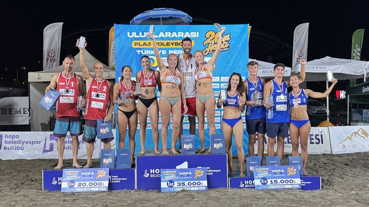 Hopa'daki Uluslararası Pro Beach Voleybol Turnuvası Şampiyonları Belli Oldu