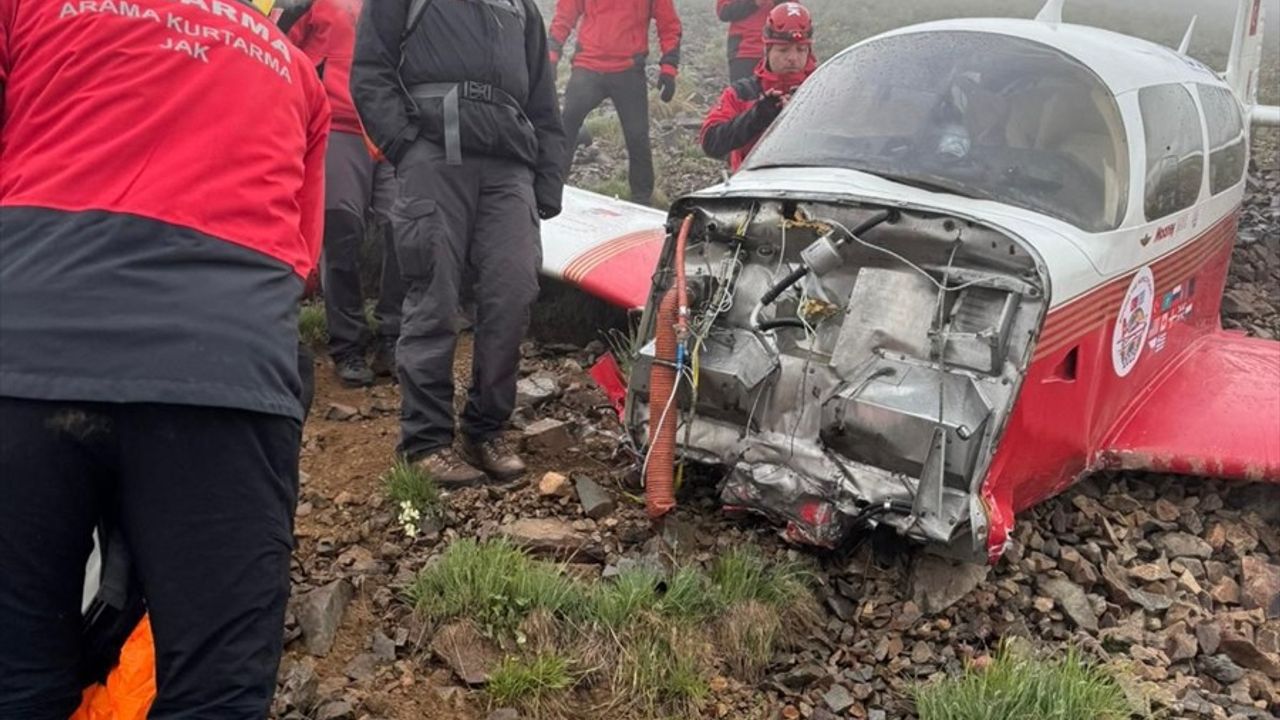 İçişleri Bakanı Yerlikaya'dan Bayburt-Rize-Erzurum Sınırında Düşen Uçakla İlgili Açıklama