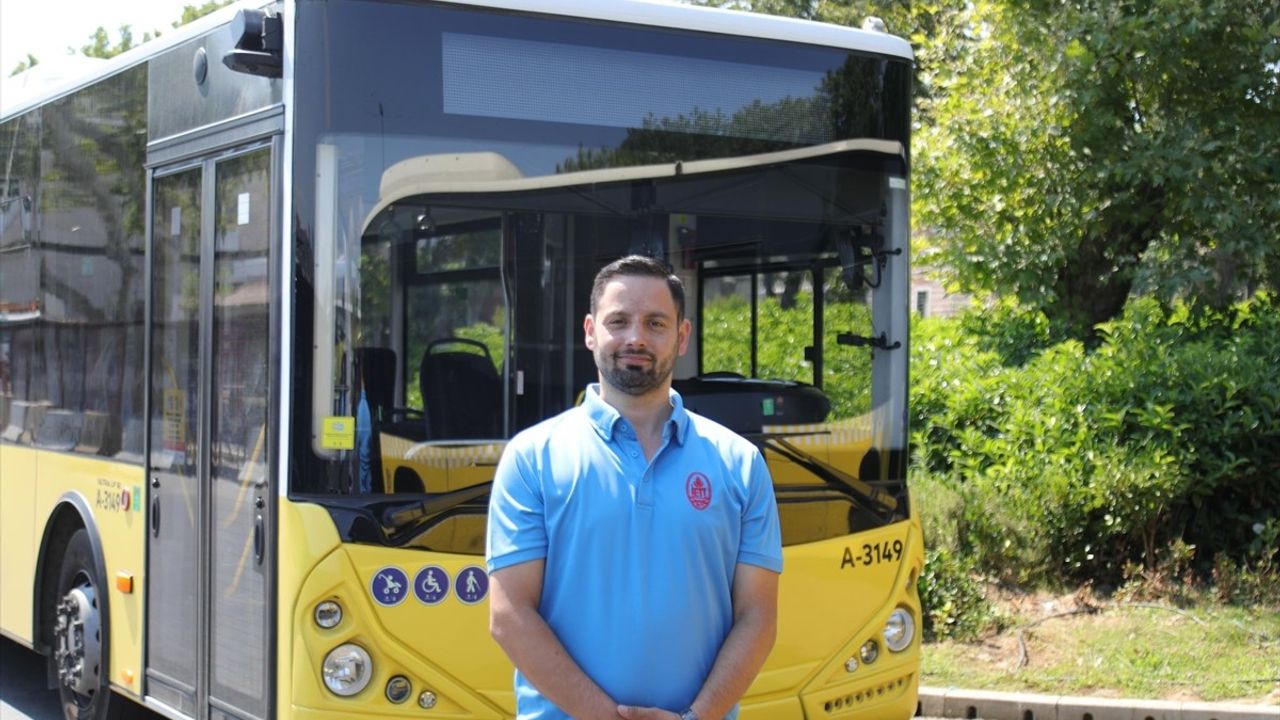 İETT Şoförü Türk Bayrağındaki Yangını Söndürdü
