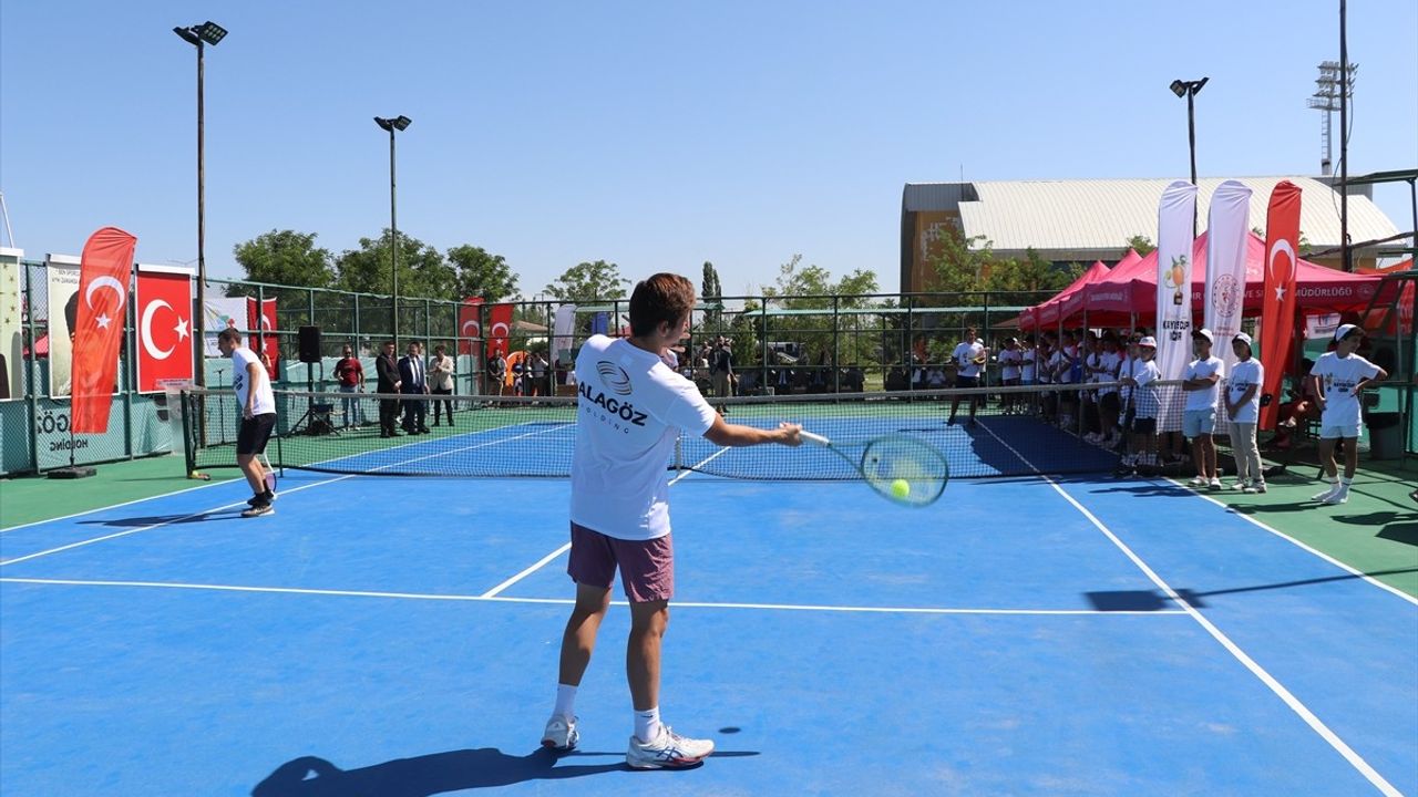 Iğdır'da 5. Kayısı Cup Tenis Turnuvası Başladı