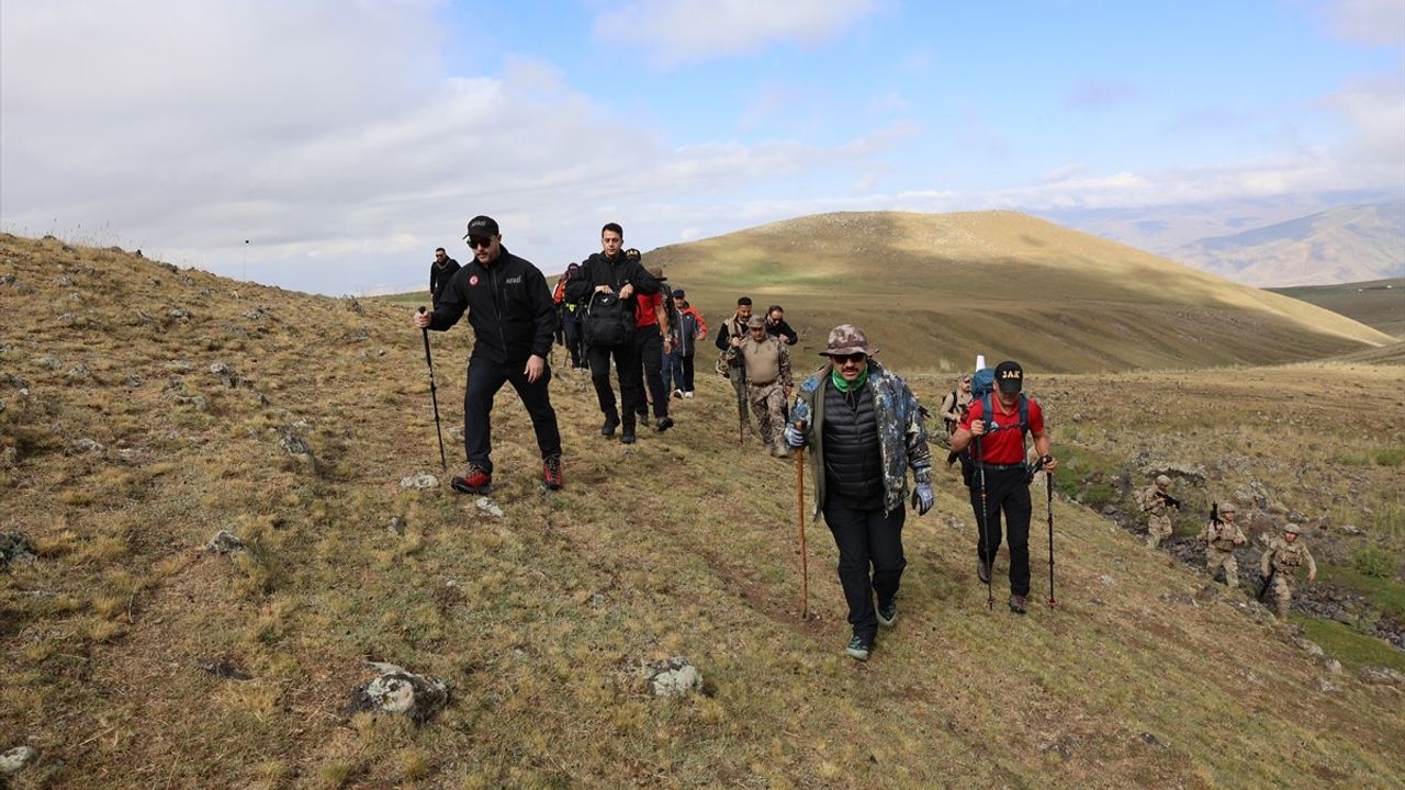 Iğdır Valisi Ercan Turan, Doğa Tutkunlarıyla Küp Gölü'ne Tırmandı